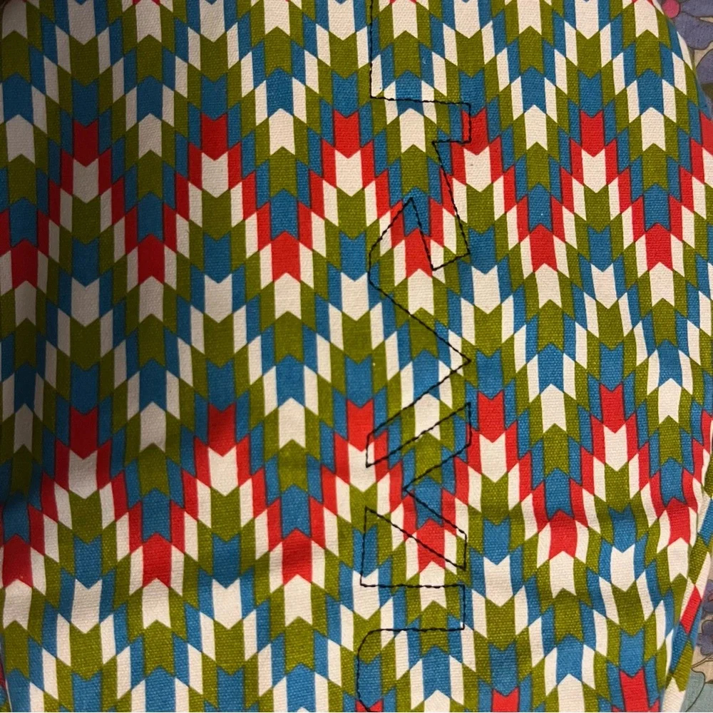 KAVU Colorful Chevron crossbody backpack sling Bag multiple zip pockets - Picture 10 of 12